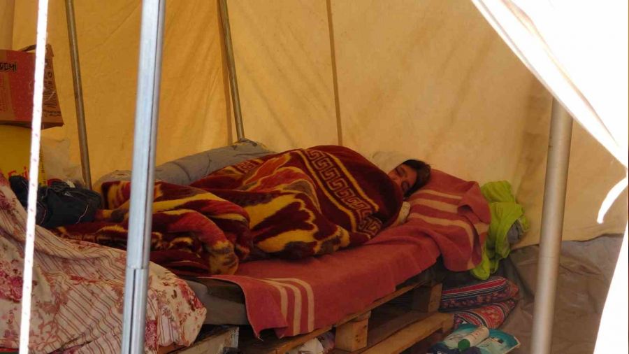 Yatalak olan kaynanasına gözü gibi bakıyor