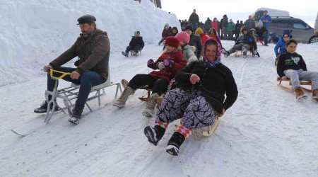 200 yıllık tahta kızak festivali nefes kesti