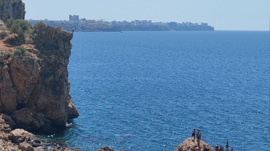 40 metreden denize atladı, baygınlık geçirdi