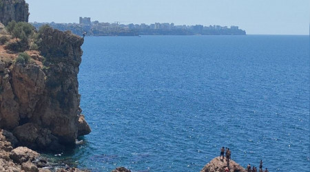 40 metreden denize atladı, baygınlık geçirdi