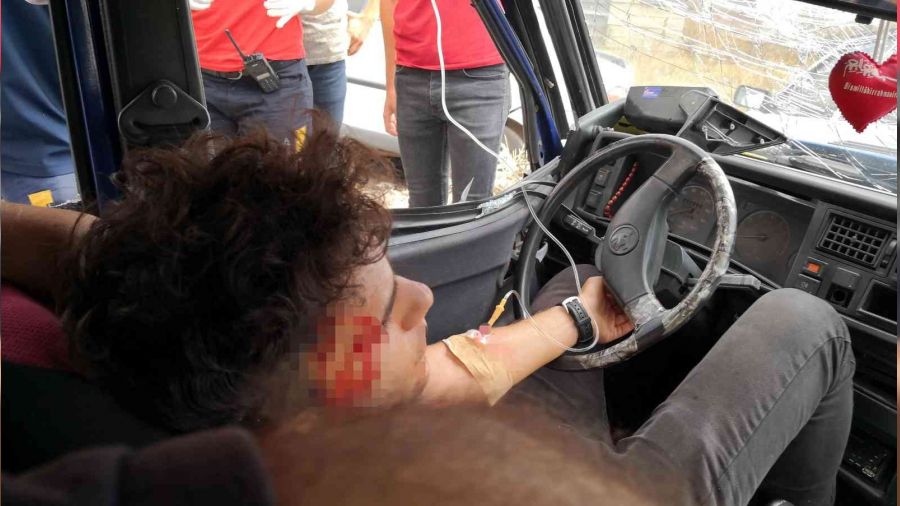 Aday sürücü park halindeki 3 araca çarptı: 1 ağır yaralı