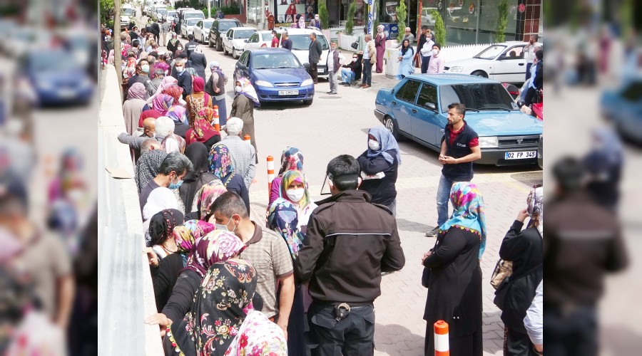 Adıyaman'da bir kilometrelik kuyruk