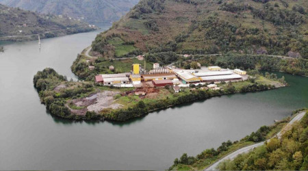 Artvin'de etrafı sularla çevrili çay fabrikası ilgi çekiyor