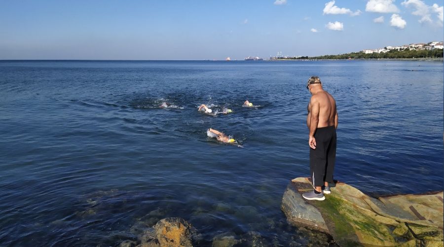 Avcılar'da her sabah yüzerek güne başlıyorlar
