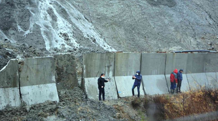 Ayvalık'ta demir tesisinin atık deposu patladı
