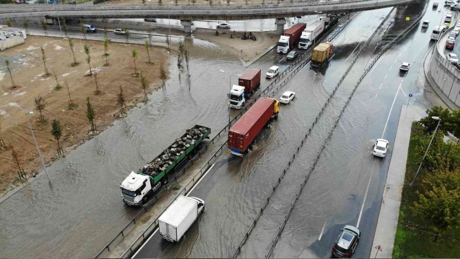 Beylikdüzü'nde yollar göle döndü