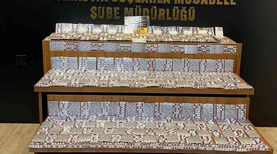 Binlerce sentetik ecza maddesiyle yakalandılar