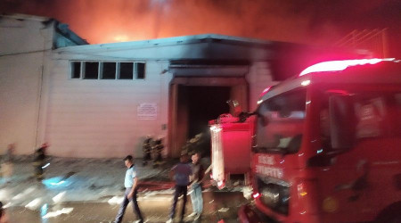 Boya fabrikasında çıkan dev yangın kontrol altına alındı