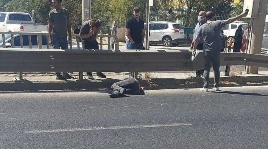 Caddeden karşıya geçmek isteyen gence tır çarptı