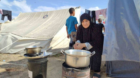 Çadır kampında kalan Filistinli kadın: 'Nöbetleşe uyuyoruz'