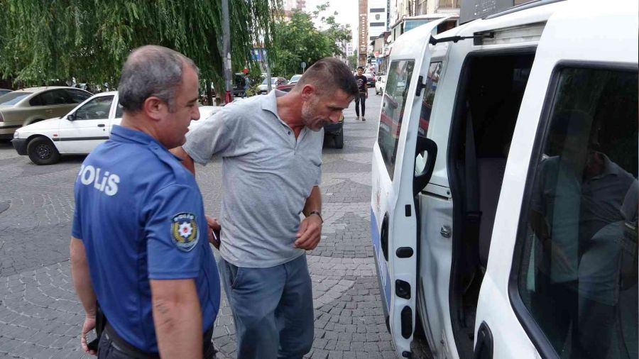 Canı pahasına şiddet gören kadını kurtardı