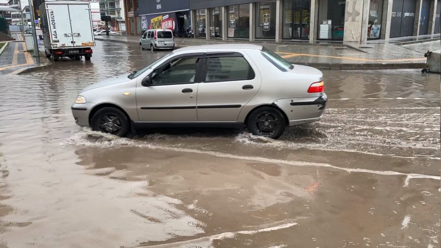 ankrda iddetli saanak ve dolu ya hayat olumsuz etkiledi