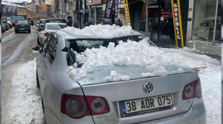 Çatıdan kar adeta çığ gibi düştü