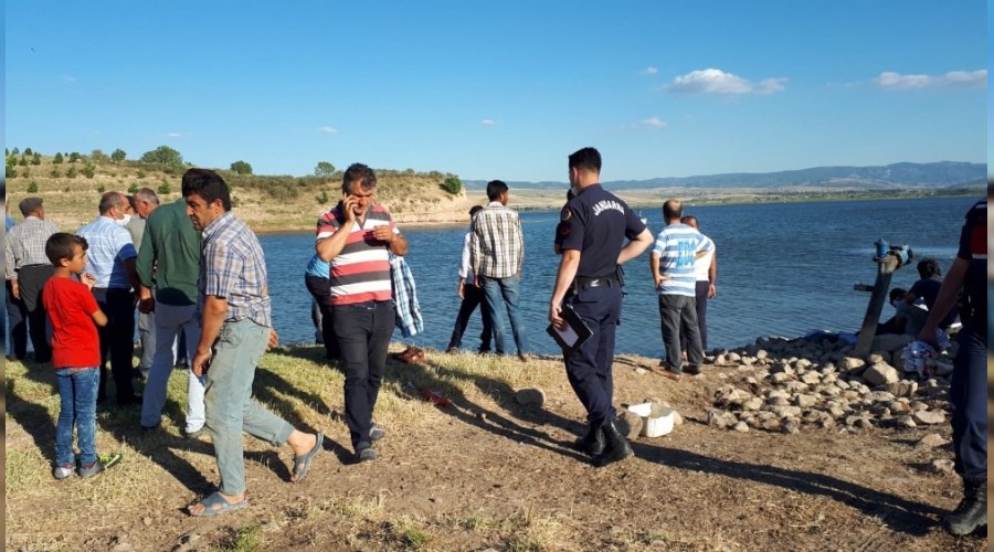 Çocuğunu kurtarmak isterken boğuldu