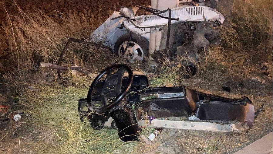 Çorum'da otomobil elektrik direğine çarptı: 2 ölü 3 yaralı