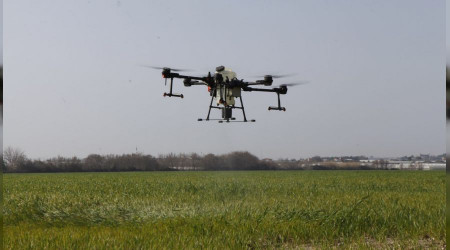 Dronlar yabancı otlarla mücadele için havalandı