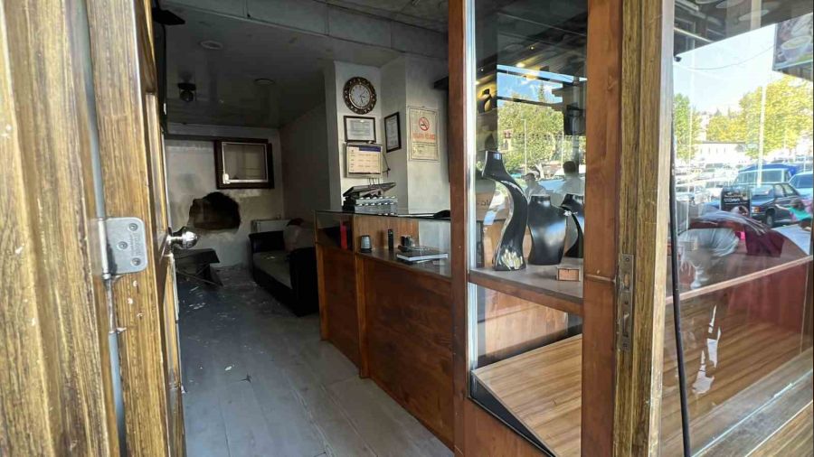 Duvarı delip, kuyumcuyu 15 dakikada soymuşlar