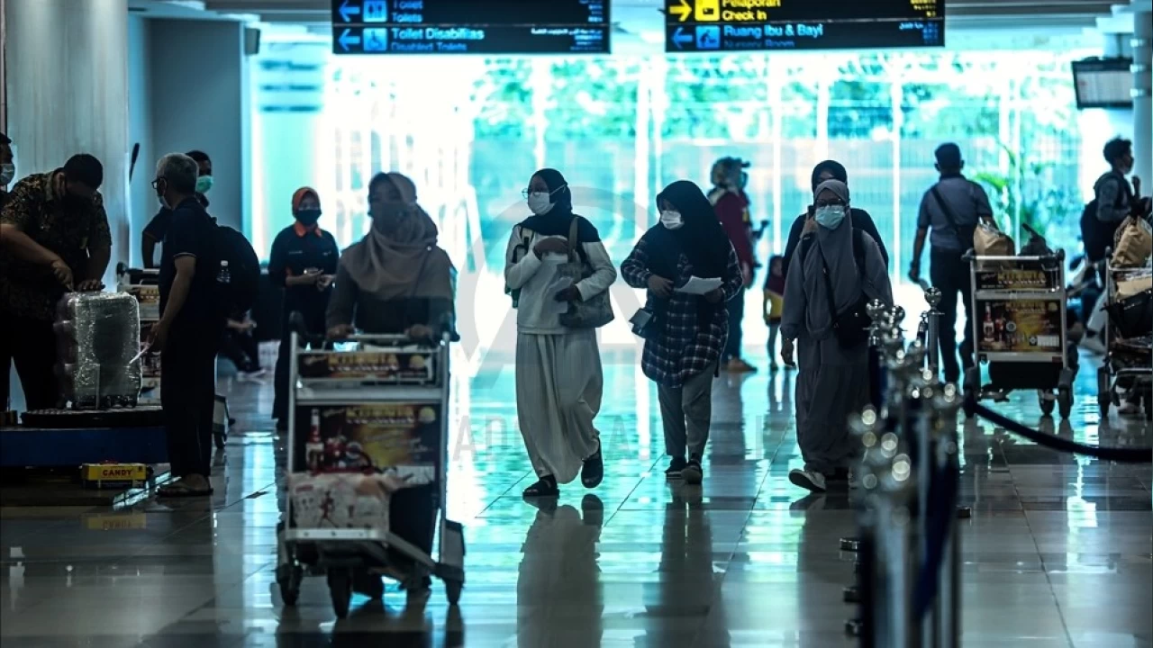 Endonezya'da Kovid-19'a karşı sıcaklık ölçümü yeniden başladı