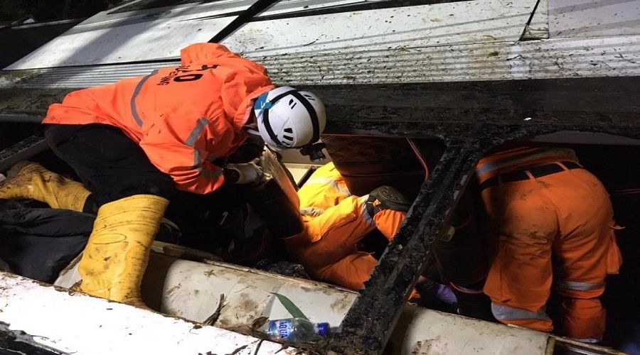 Endonezya'da otobüs kazası: 27 ölü