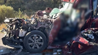 Erzincan'da otomobil, tıra çarptı: 3 ölü, 2 ağır yaralı