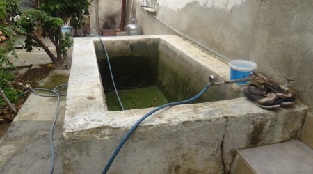 Evinin havuzunda boğuldu