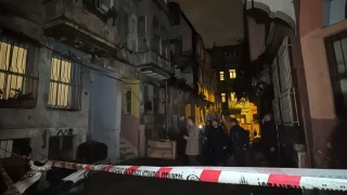 Fatih'te iki katlı bina yağmura dayanamadı!