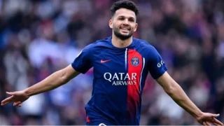 Fenerbahçe gözünü PSG'nin golcüsüne dikti