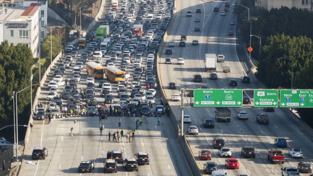 Filistin yanlısı Yahudiler Los Angeles'ta otobanı kapattı