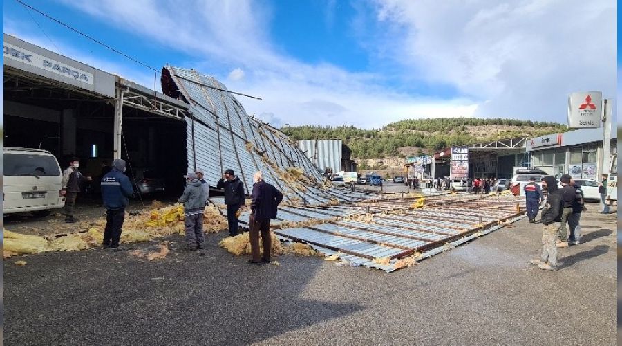 Fırtına çatıları uçurdu, 4 araç zarar gördü