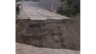 Gönen'de yoğun yağış yolu çökertti, ulaşım kesildi