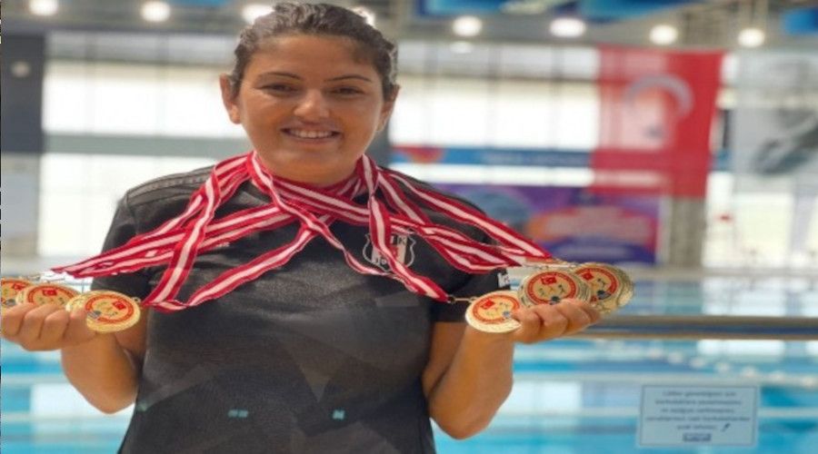 Görme engelli genç kız yüzme yarışmasında 6 altın madalya kazandı