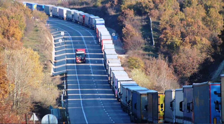 Hamzabeyli'de tır kuyruğu 16 kilometreye ulaştı