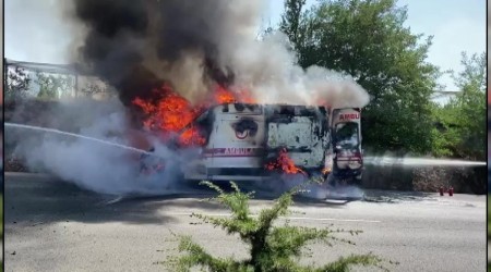 İçerisinde hasta olan ambulans alev alev yandı