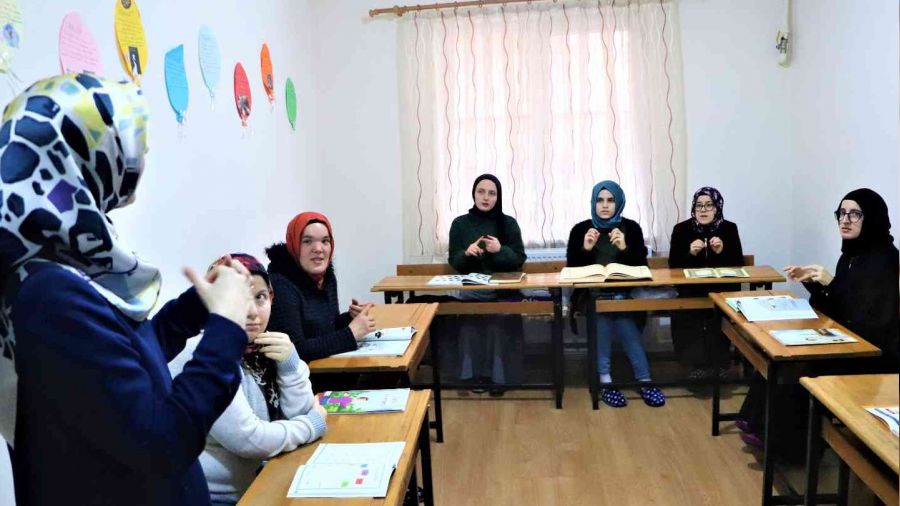 İşaret diliyle Kur'an-ı Kerim öğreniyorlar