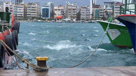 İskenderun'da fırtına hasara yol açtı