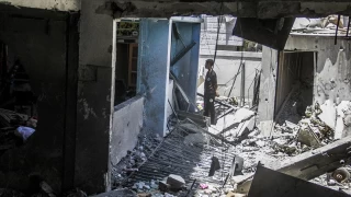 srail'in Gazze'de sivillerin snd okula dzenledii saldrda 15 kii ld