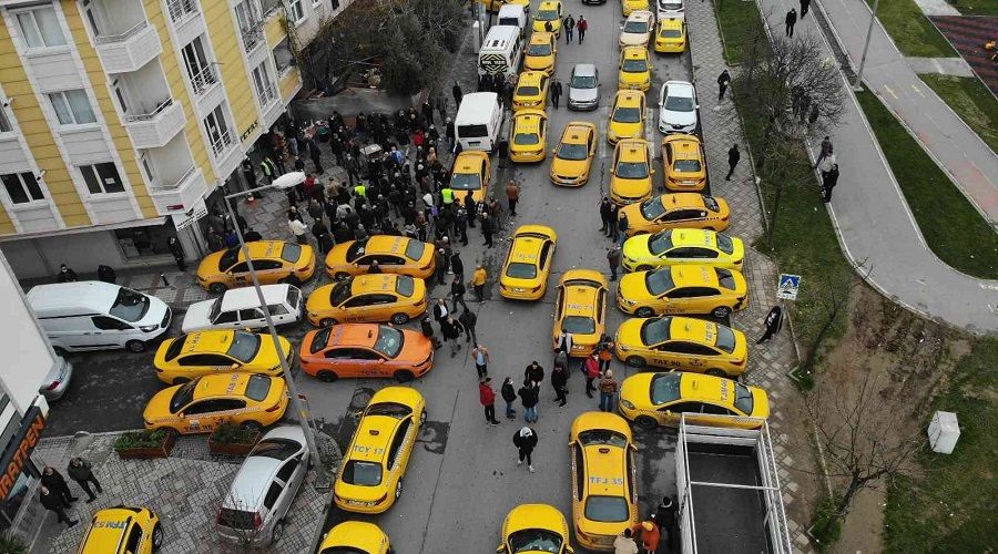 İstanbul'da taksimetreyi zamlı tarifeye ayarlama kuyruğu