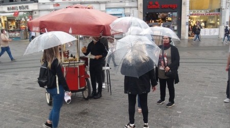 İstiklal Caddesi'nde yağmur etkili oldu