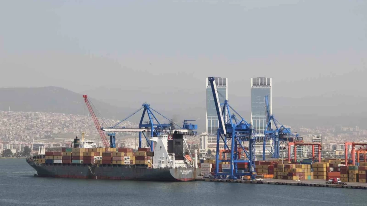 İzmir Alsancak Limanı'nda araç denize düştü