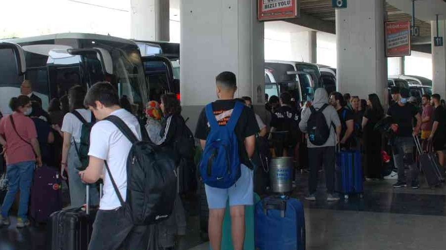 İzmir Otogarı'nda bayram yoğunluğu