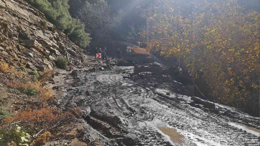 zmir'de heyelan yolu kapatt