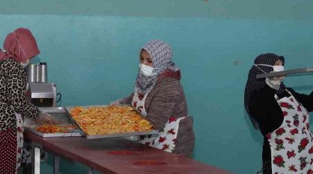 Kadınlar kurutulmuş meyve ihracatı hazırlığında