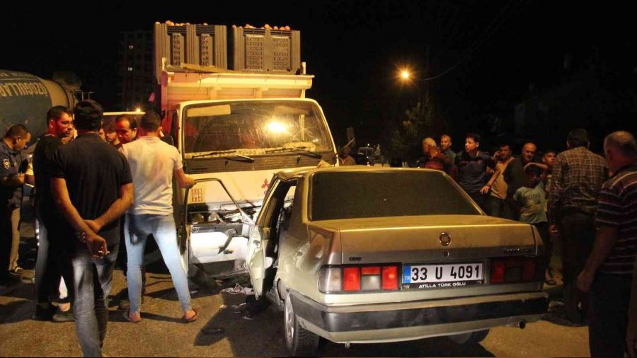 Kamyonet ile otomobil kafa kafaya çarpıştı