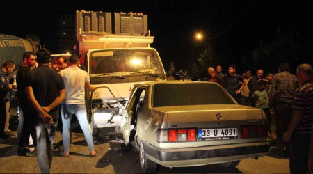 Kamyonet ile otomobil kafa kafaya çarpıştı