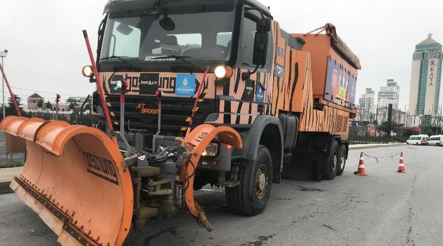 Kar alarmının ardından, küreme araçları yollara indi