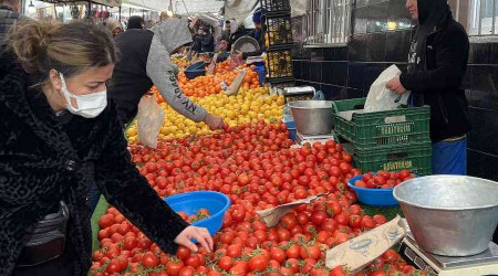 Kar yağışından dolayı sevkiyatı yapılamayan meyve ve sebzelerin fiyatları arttı