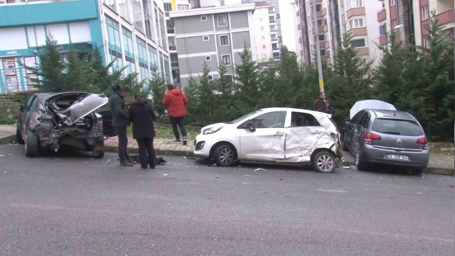 Kartal'da freni boşalan kamyon 14 aracı biçti: 1 yaralı