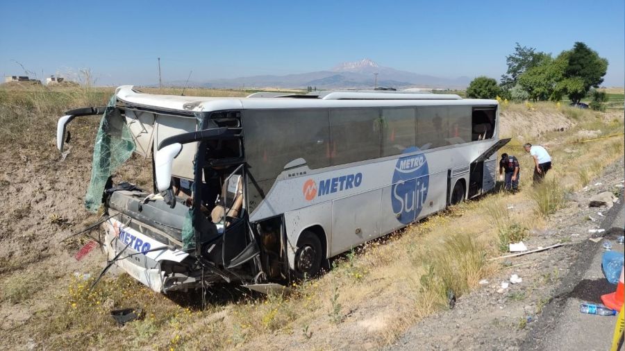 Kayseri'de faciadan dönüldü: 1'i ağır 17 yaralı