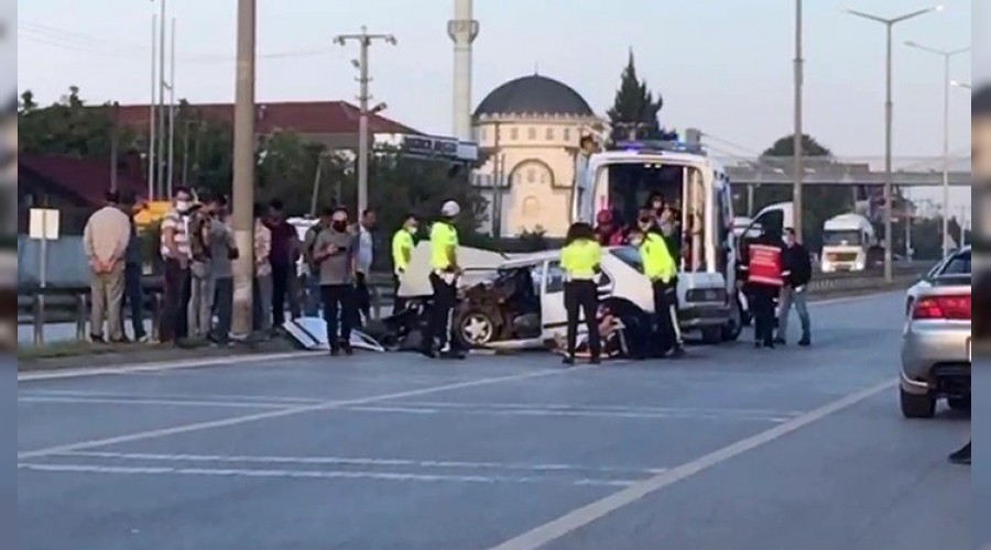 Kontrolden çıkan otomobil refüje çarptı