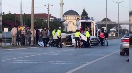 Kontrolden çıkan otomobil refüje çarptı